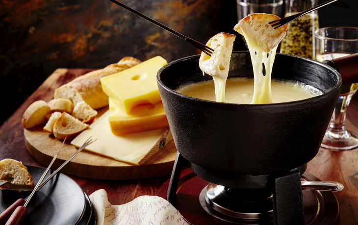Schweizer Gourmet-Fondue-Abendessen an einem Winterabend