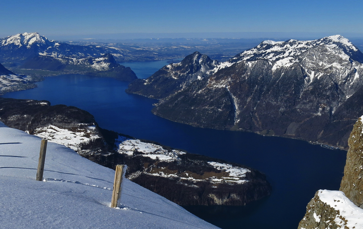 Aussicht auf den Vierwaldstättersee mit Rigi und Pilatus, Brunnenstadt vom Fronalpstock im Winter