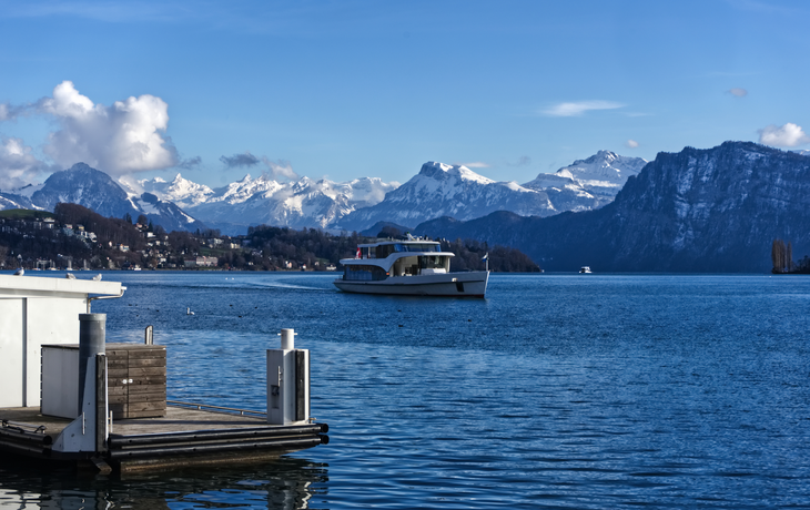 Kursschiff auf dem Vierwaldstätter See in Luzern