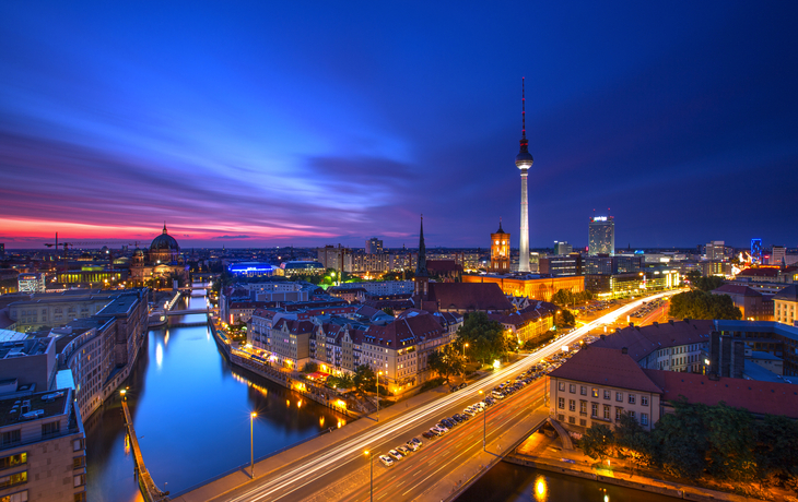 Skyline von Berlin mit Nikolaiviertel, Berliner Dom und Fernsehturm