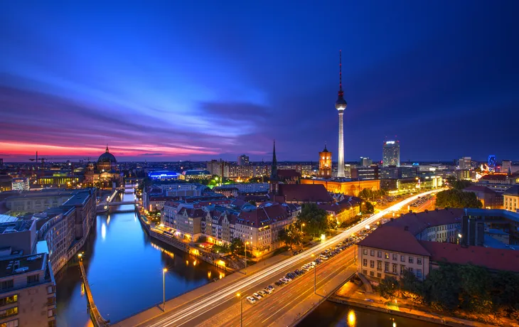 Skyline von Berlin mit Nikolaiviertel, Berliner Dom und Fernsehturm