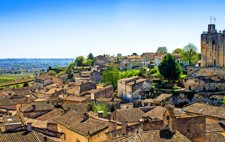 Panoramablick auf Saint-Emilion in der Nähe von Bordeaux, Frankreich