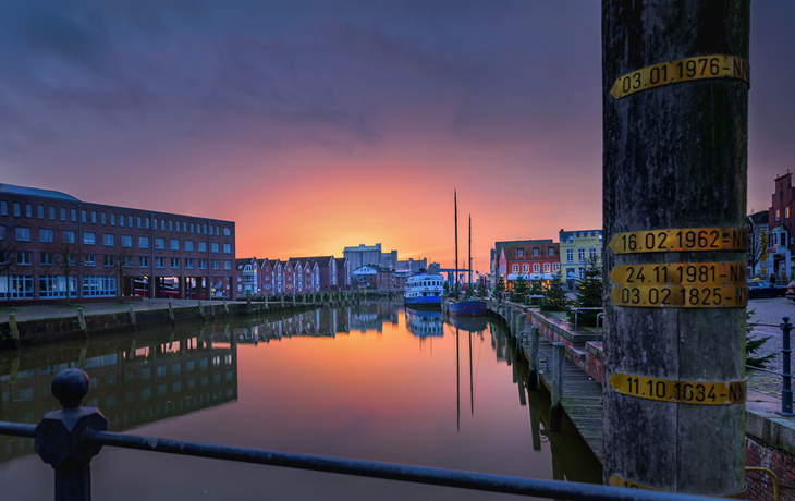 Nordseehafenstadt Husum zur Weihnachtszeit bei Sonnenuntergang