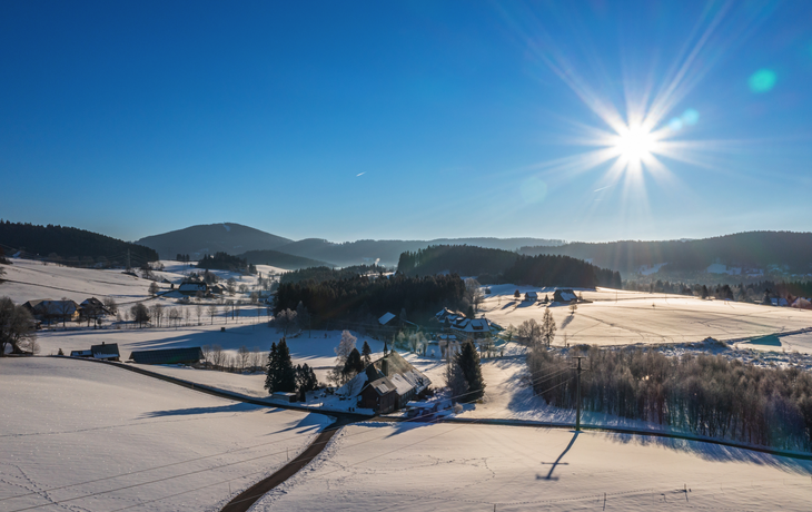Verschneite Landschaft zur Weihnachtszeit in Hinterzarten im Hochschwarzwald