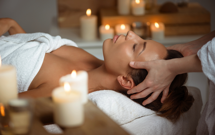 entspannende Gesichtsmassage im Spa