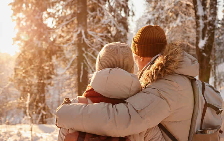 Seniorenpaar unternimmt eine winterliche Wanderung