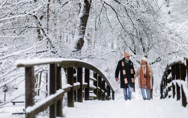 Seniorenpaar unternimmt eine winterliche Wanderung