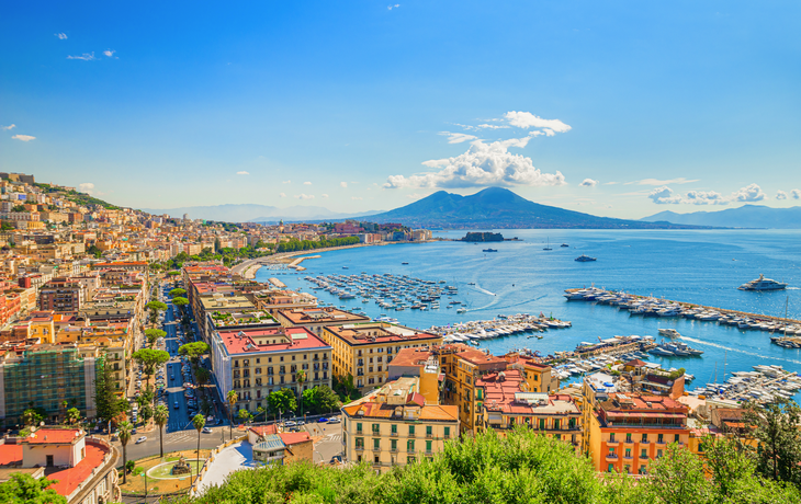 Blick auf den Golf von Neapel vom Posillipo-Hügel mit dem Vesuv im Hintergrund