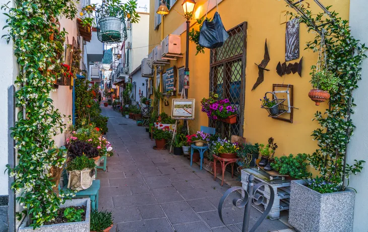 Bunte Straße auf Ischia, Italien