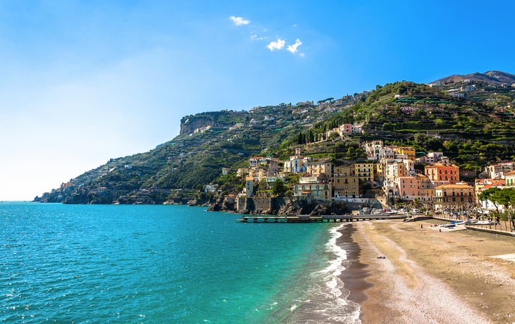 Sandstrand in Maiori an der Amalfiküste, Italien