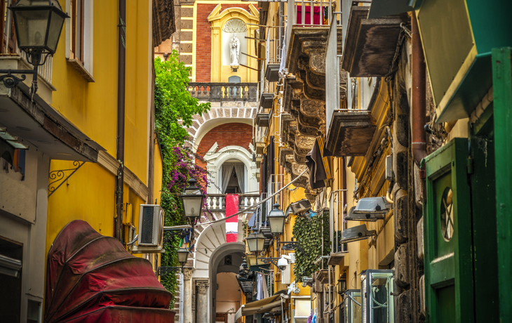 Gasse mit Domturm im Hintergrund in Sorrent