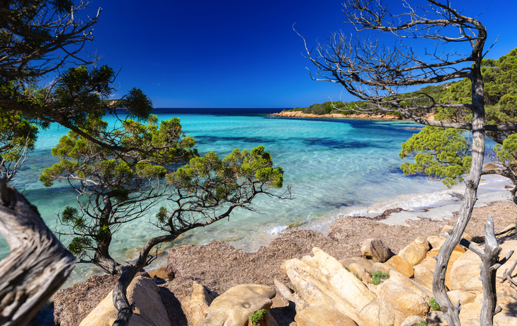 In einer halbmondförmigen Bucht im Herzen der Costa Smeralda liegt der Strand Grande Pevero.