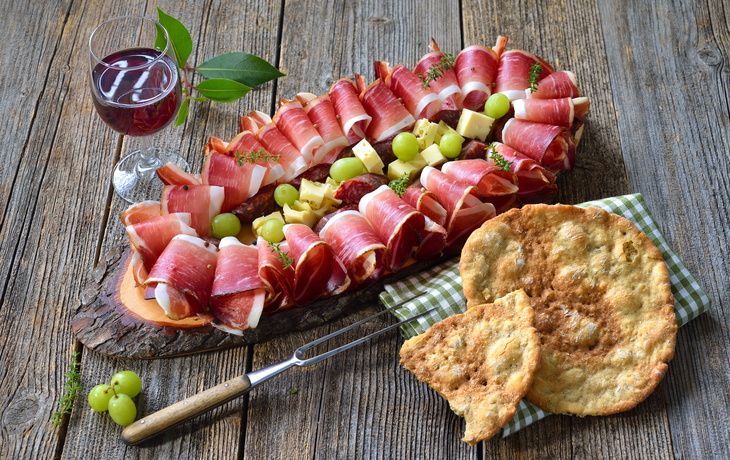 Törggelen in Südtirol: Speck, Kaminwurzen und Bergkäse