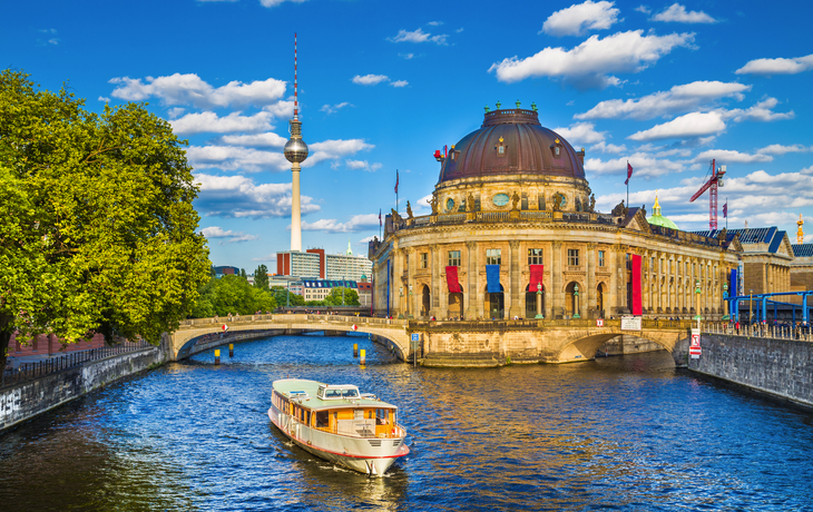 Berlin Museumsinsel mit Fernsehturm und Spree Fluss bei Sonnenuntergang,Deutschland