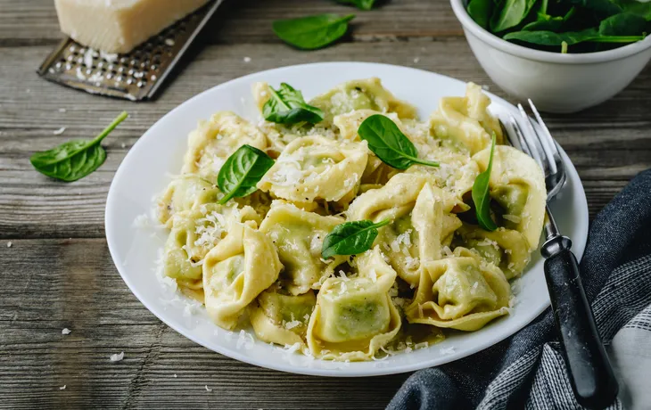Italienische Ravioli-Nudeln mit Spinat und Ricotta auf Holzuntergrund