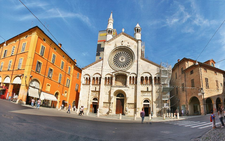 Westfassade des Domes von Modena
