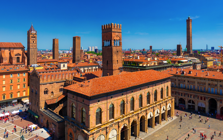 Panoramablick auf das historische Zentrum mit den Türmen von Bologna und dem Hauptplatz Piazza Maggiore