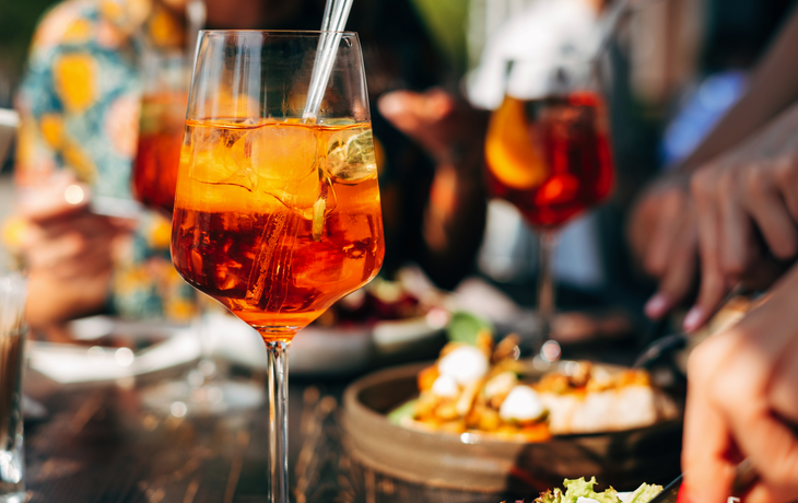 Sommercocktail auf dem Esstisch