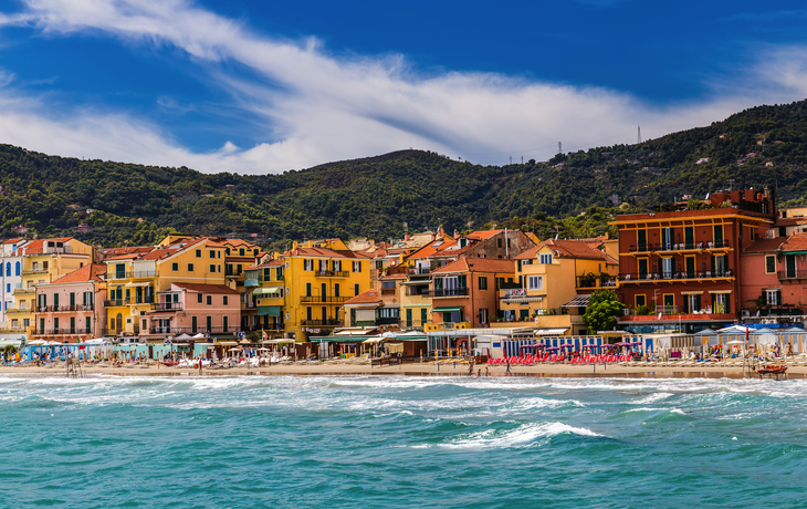 Alassio mit farbenfrohen Gebäuden-Alassio,Italien,