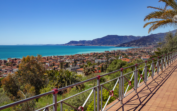 Panorama de Bordighera sur la côte ligure , avec à l'horizon Monaco
