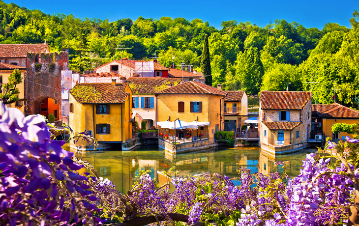 Blick auf den Fluss Mincio und das idyllische Dorf Borghetto