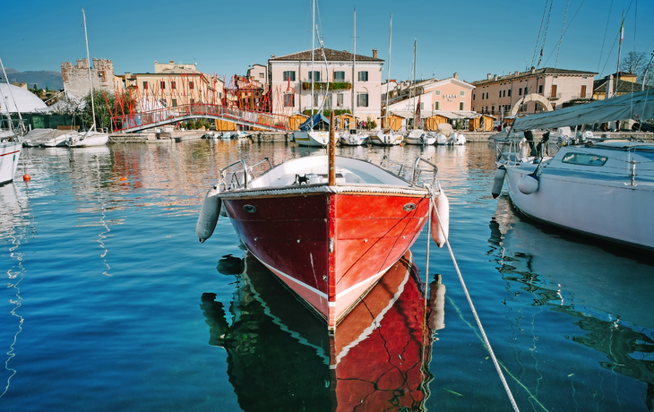 Hafen von Bardolino am Gardasee in der Region Venetien, Italien