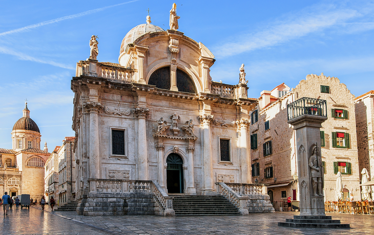 Platz an der St.-Blaise-Kirche und Menschen auf dem Stradun in Dubrovnik