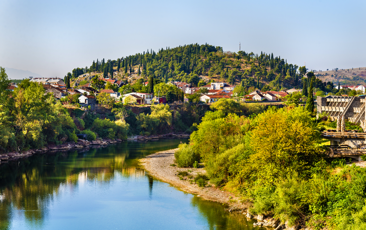 Blick auf Podgorica am Fluss Morača