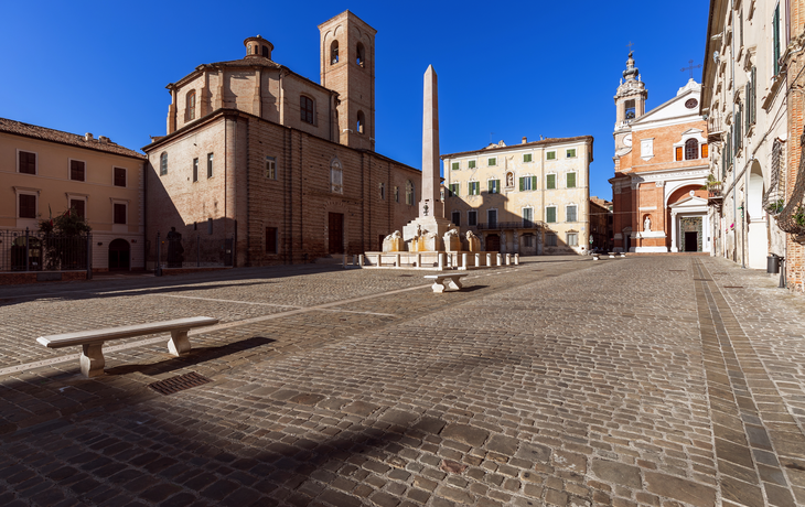 Blick auf den Piazza Federico II mit dem berühmten Obeliskenbrunnen in der Stadt Jesi