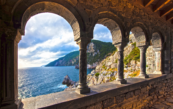 Blick auf das Meer durch die Burg und die gotische Kirche St. Peter Bögen in Porto Venere