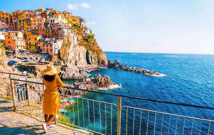 Frau besucht das Dorf Manarola an der Küste der Cinque Terre