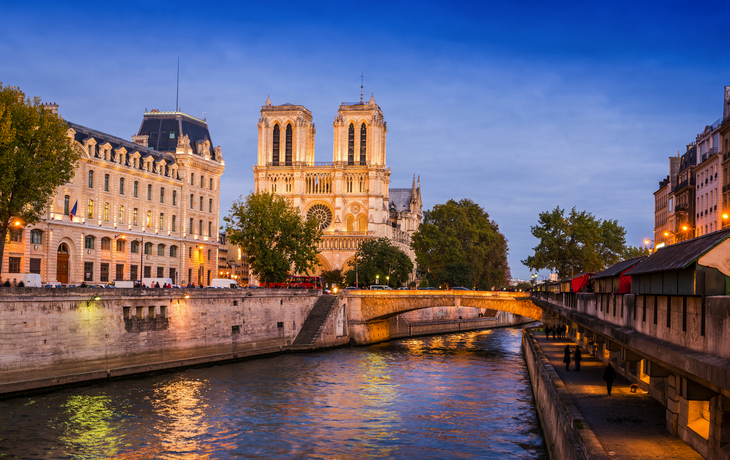 Die Seine, die Uferpromenaden und die Kathedrale Notre-Dame am Abend in Paris, Frankreich