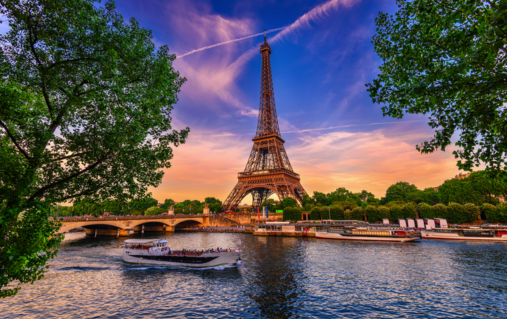 der Eiffelturm und die Seine bei Sonnenuntergang in Paris, Frankreich