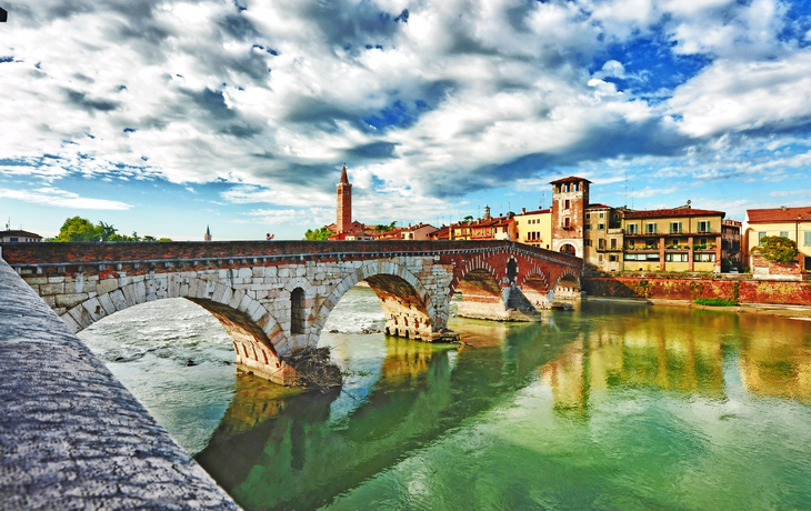 Brücke Ponte Pietra über den Fluss Etsch in Verona, Italien