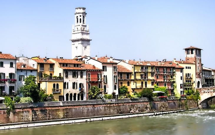 Brücke Ponte Pietra über den Fluss Etsch in Verona, Italien