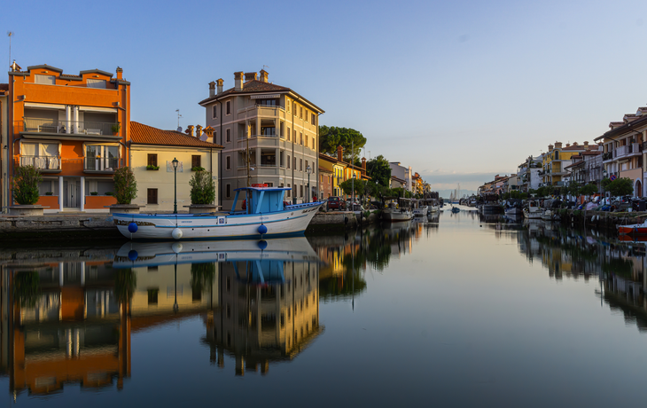 morgendliche Ruhe am Kanal in der Touristenstadt Grado