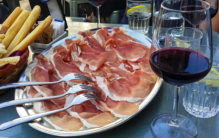 Nahaufnahme eines Tellers mit „Prosciutto di San Daniele“, einem italienischen Rohschinken aus der Nähe von Udine in Friaul-Julisch Venetien, Italien