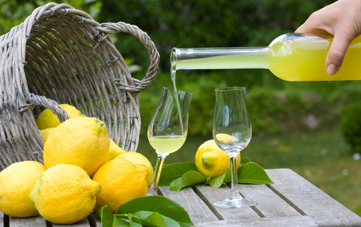 Limoncello und Zitronen
