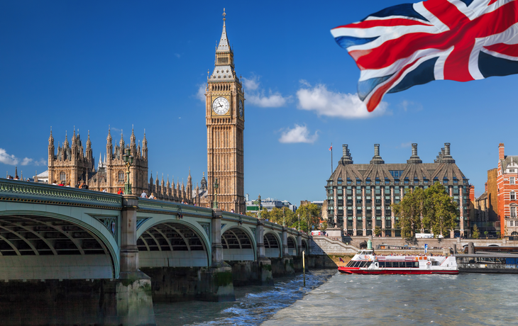 Big Ben und das Parlamentsgebäude mit einem Schiff in London