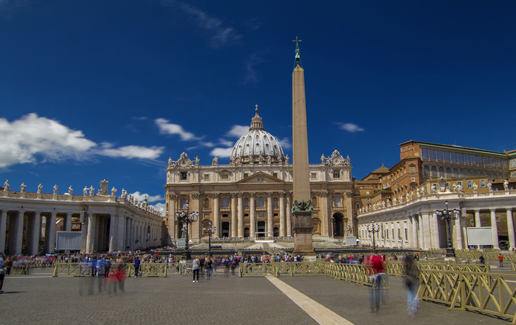 Zeitrafferaufnahme des mit Touristen gefüllten Petersplatzes mit dem Petersdom und dem ägyptischen Obelisken in der Vatikanstadt