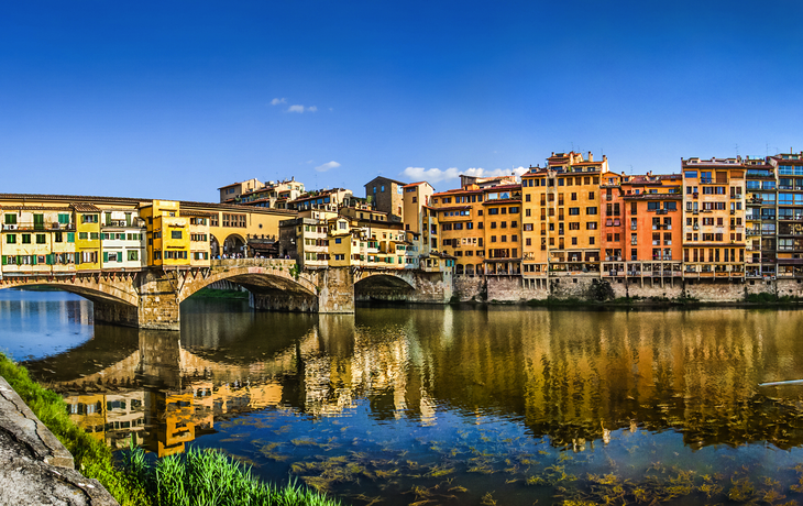 Ponte Vecchio über dem Fluss Arno in Florenz, Toskana