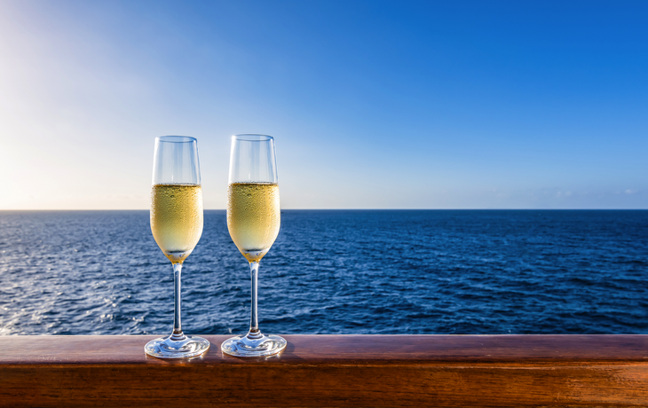 Gläser Sekt im Urlaub