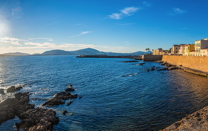 Küste und Stadtmauer von Alghero 