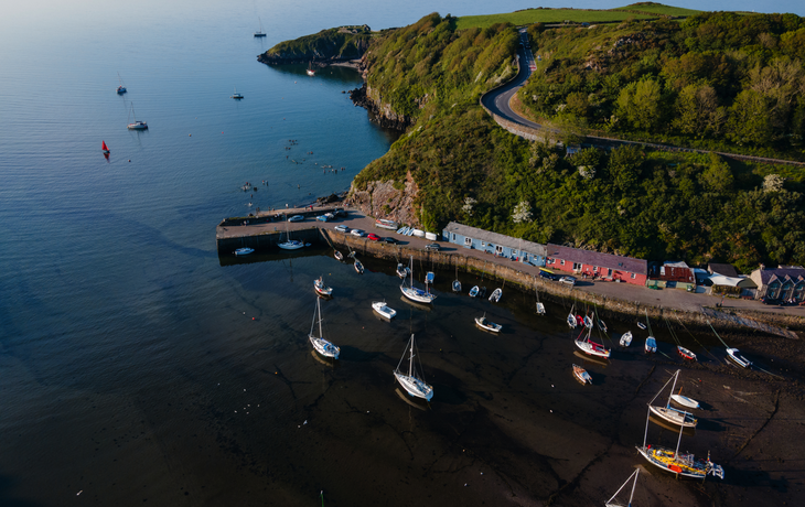 Blick auf Boote im Lower Fishguard Harbour in Pembrokeshire