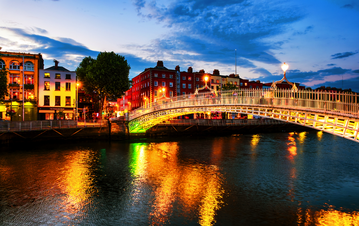 Nachtansicht der berühmten Ha’penny Bridge in Dublin bei Sonnenuntergang, Irland 