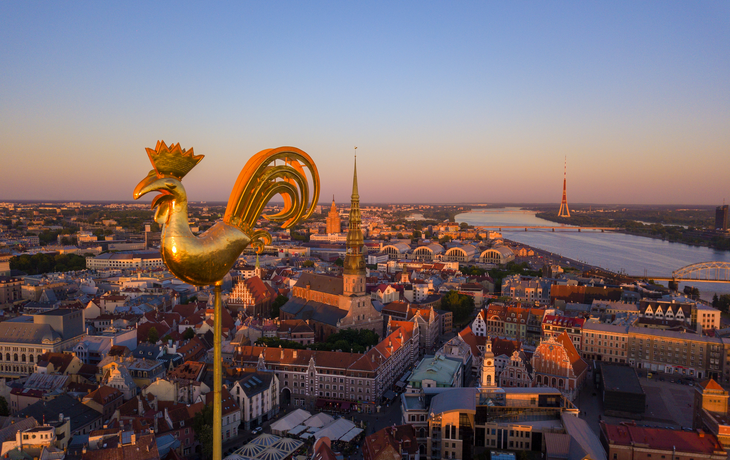 Luftaufnahme des Sonnenuntergangs über der Altstadt von Riga
