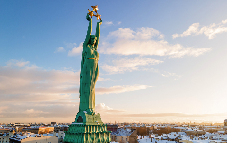 Sonnenaufgang über Riga bei der Freiheitsstatue