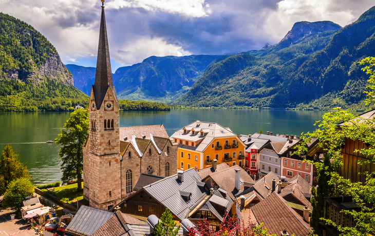 Hallstatt am Westufer des Hallstätter Sees im österreichischen Salzkammergut