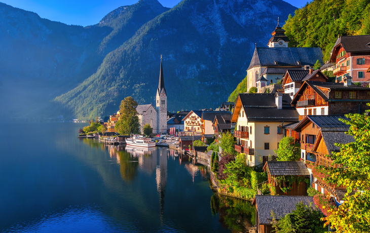 Hallstatt am Westufer des Hallstätter See im österreichischen Salzkammergut