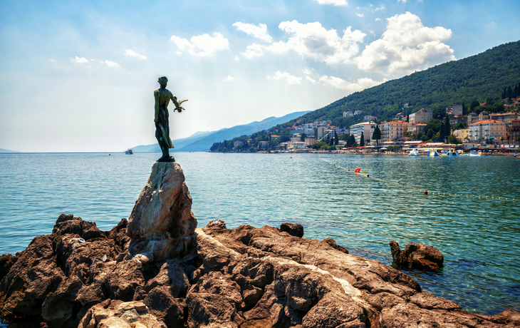 die historische Statue „Das Mädchen mit der Möwe“ - nicht nur ein Symbol für Opatija, sondern für die gesamte Kvarner-Region